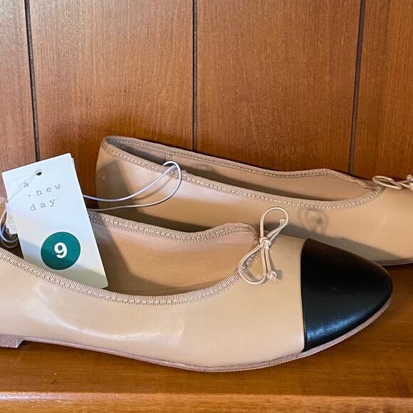 NWT A New Day Size 9 Tan With Black Tip Toes & Faux Ties and Memory Foam - Picture 1 of 5